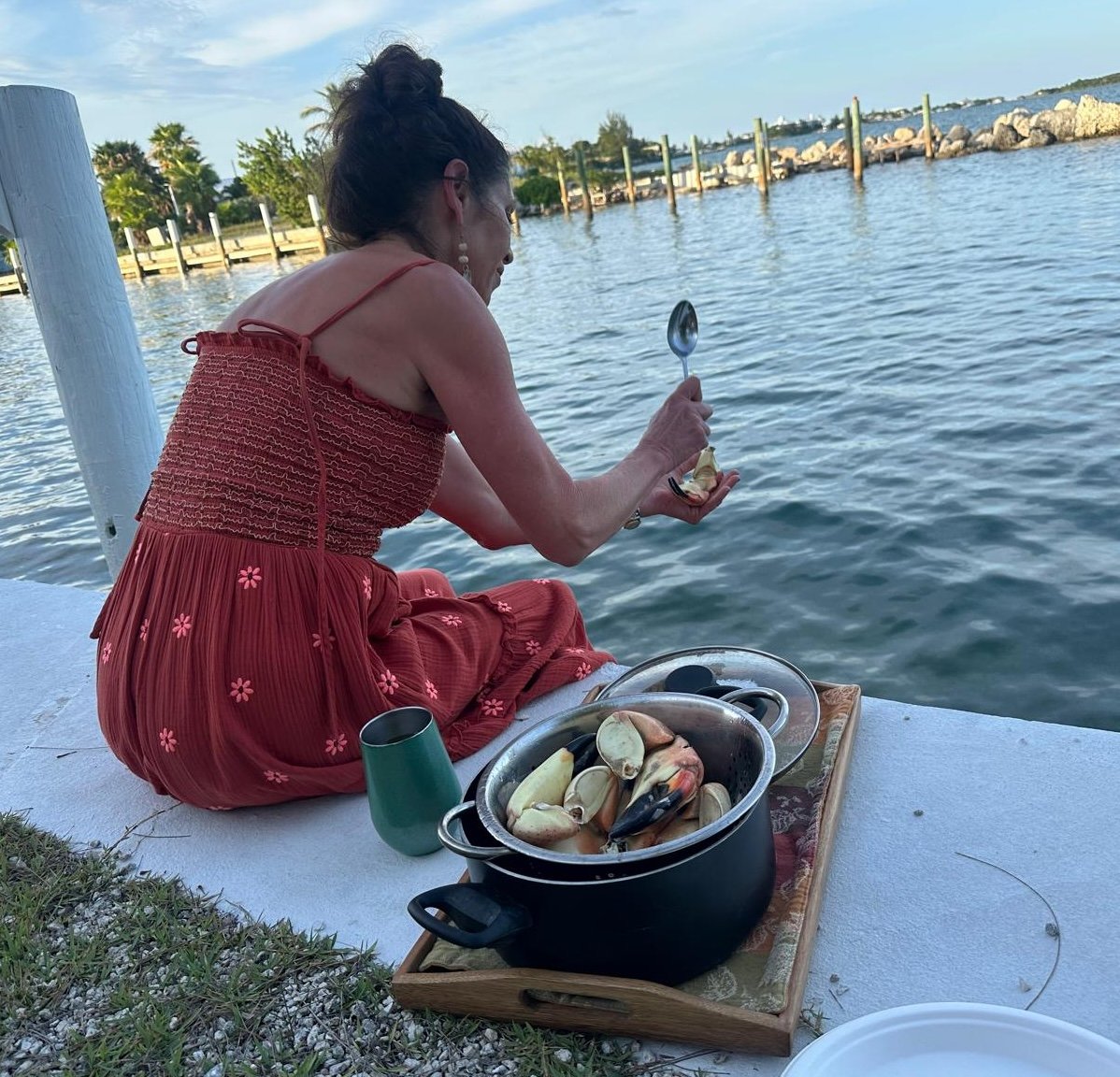Cracking crab claws with a spoon